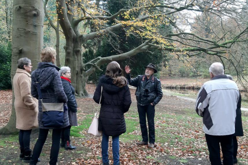 Foto van groepswandeling in de Overtuin, in de bossen van Parklandschap Oranjewoud.