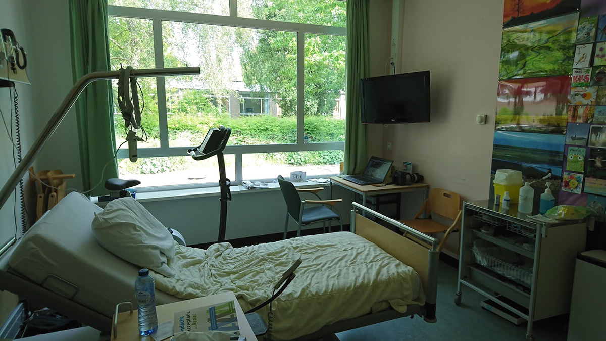 Foto van mijn ziekenhuiskamer met uitzicht op de Mien Ruys binnentuin